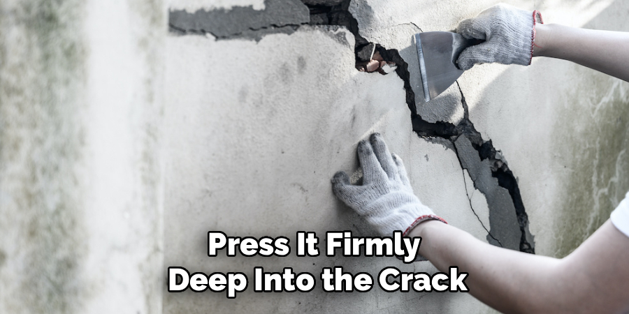 Press It Firmly
Deep Into the Crack