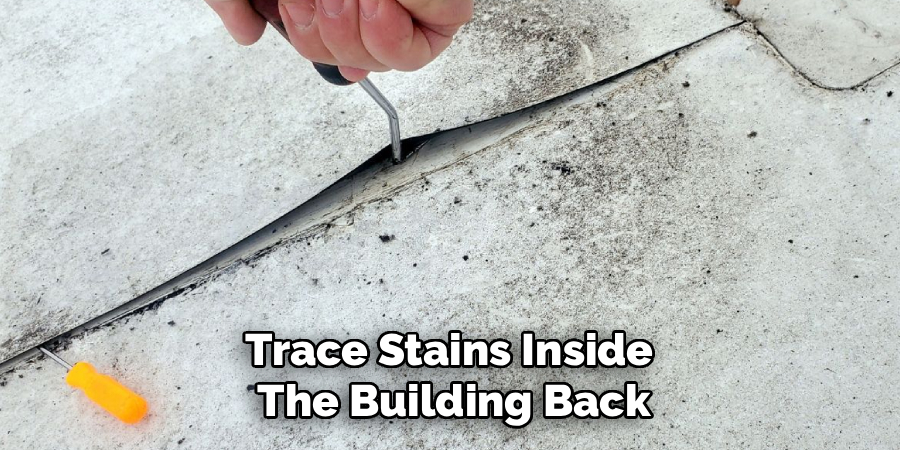 Trace Stains Inside
The Building Back