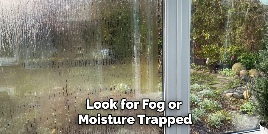 Look for Fog or
Moisture Trapped